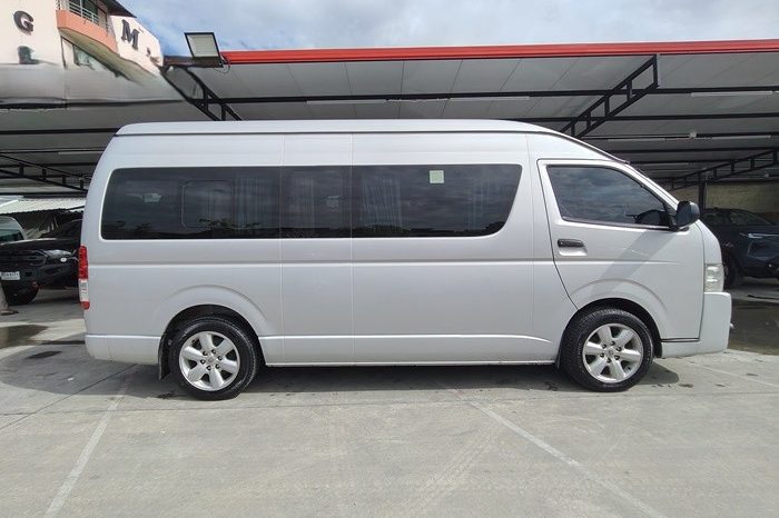 TOYOTA 2WD 2019 3.0 AT COMMUTER SILVER  671 full