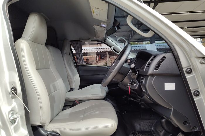TOYOTA 2WD 2019 3.0 AT COMMUTER SILVER  671 full