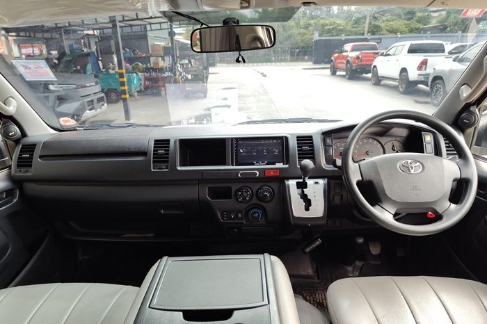 TOYOTA 2WD 2019 3.0 AT COMMUTER SILVER  671 full