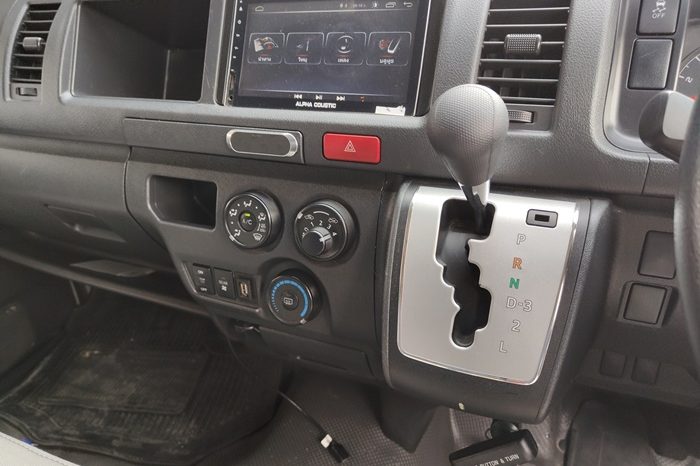 TOYOTA 2WD 2019 3.0 AT COMMUTER SILVER  671 full