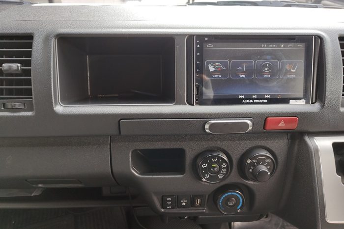 TOYOTA 2WD 2019 3.0 AT COMMUTER SILVER  671 full