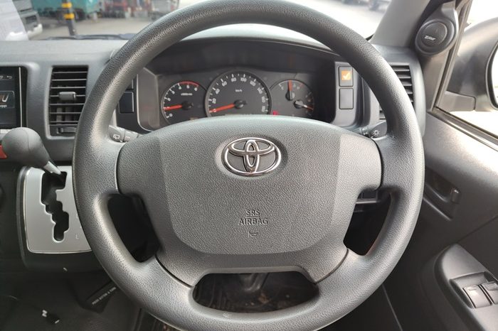TOYOTA 2WD 2019 3.0 AT COMMUTER SILVER  671 full