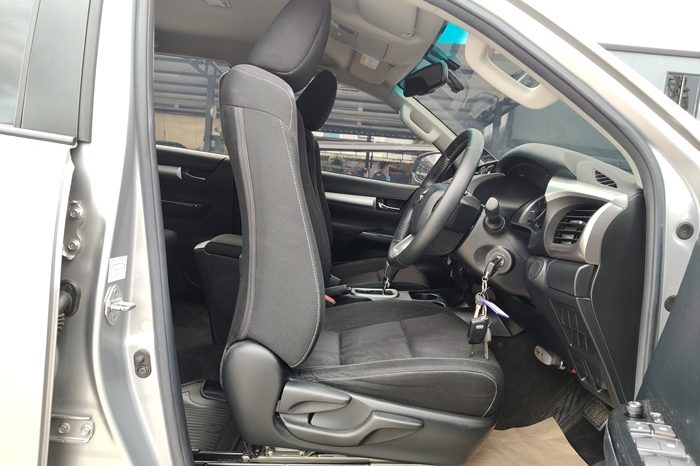 REVO PRE 2019 2.4E AT DOUBLE CAB SILVER  8707 full