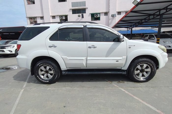 TOYOTA 4WD 2005 3.0V AT FORTUNER WHITE  808 full