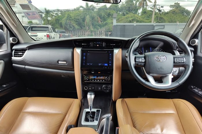TOYOTA 4WD 2015 2.8V AT FORTUNER BLACK  7598 full