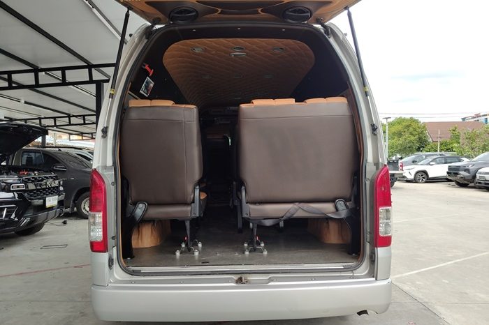 TOYOTA 2WD 2017 3.0 MT COMMUTER SILVER 2138 full