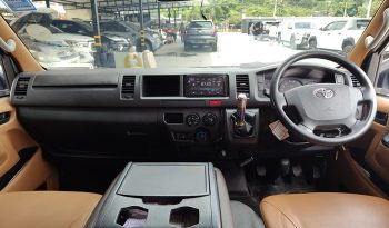 TOYOTA 2WD 2017 3.0 MT COMMUTER SILVER 2138 full