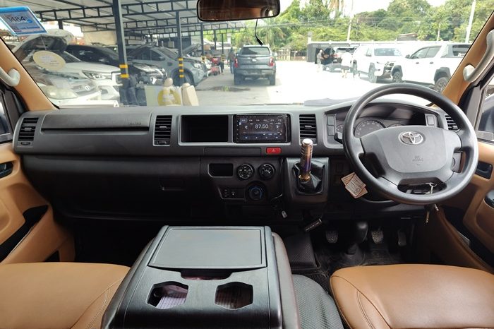 TOYOTA 2WD 2017 3.0 MT COMMUTER SILVER 2138 full