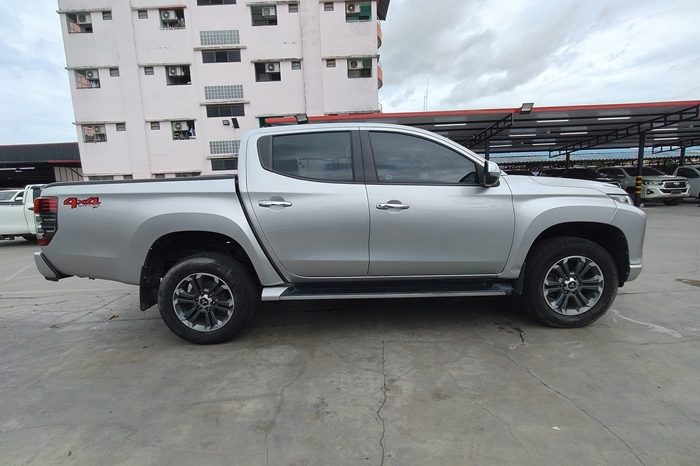MITSUBISHI 4WD 2021 2.4 AT DOUBLE CAB SILVER  9901 full