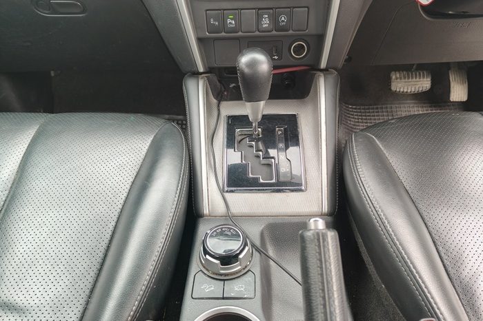 MITSUBISHI 4WD 2021 2.4 AT DOUBLE CAB SILVER  9901 full