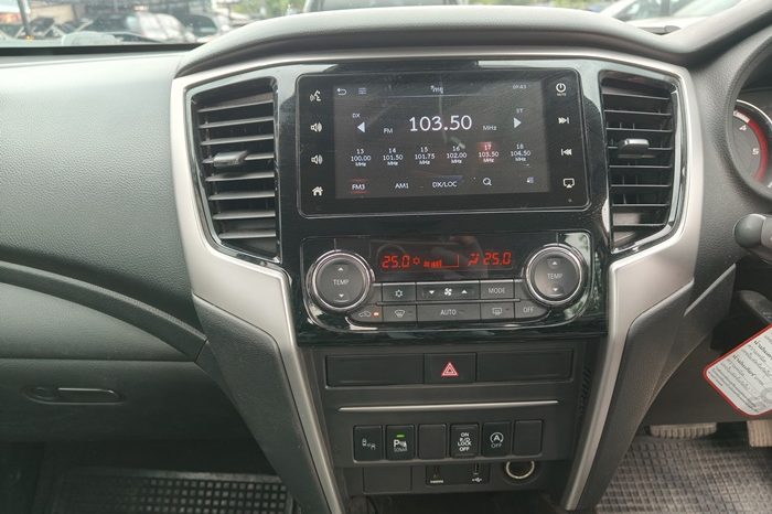 MITSUBISHI 4WD 2021 2.4 AT DOUBLE CAB SILVER  9901 full
