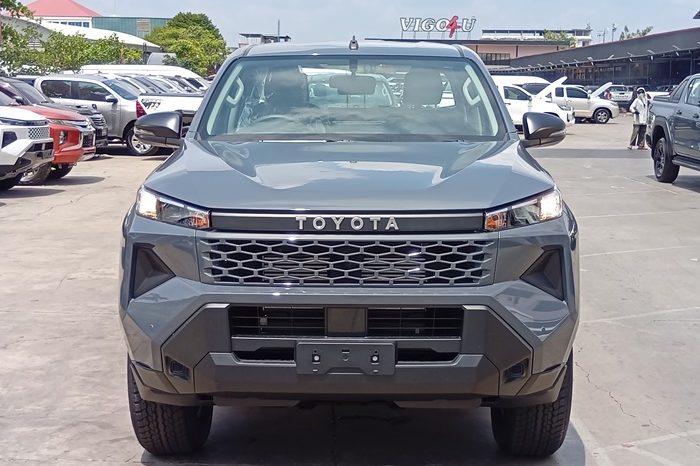 TRAVO SMART PRE 2026 2.8 AT DOUBLE CAB GREY  1692 full