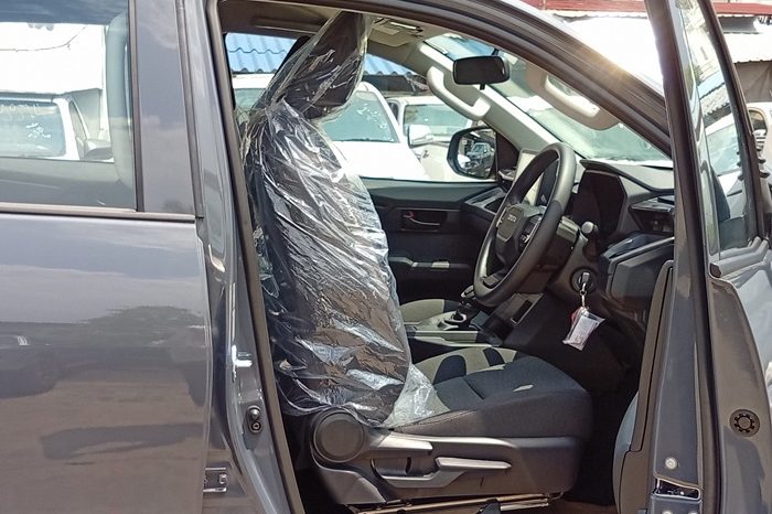 TRAVO SMART PRE 2026 2.8 AT DOUBLE CAB GREY  1692 full