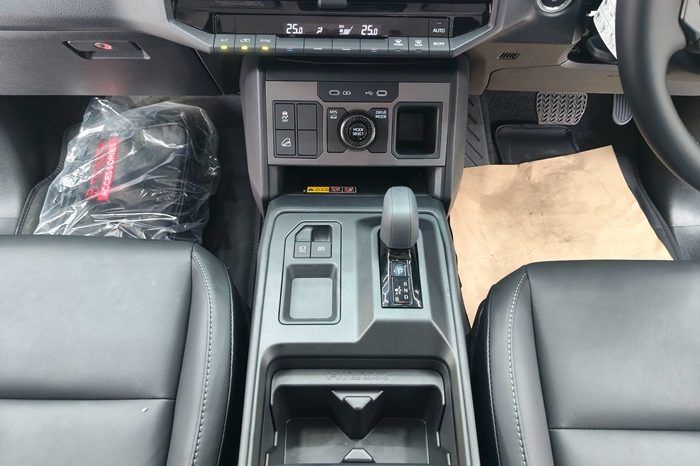 TRAVO E 2026 EV AT DOUBLE CAB GREY  800150 full