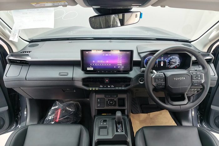 TRAVO E 2026 EV AT DOUBLE CAB GREY  800150 full