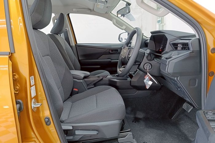TRAVO SMART PRE 2026 2.8 AT DOUBLE CAB SILVER0  200171 full