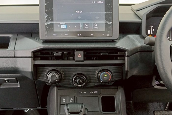 TRAVO SMART PRE 2026 2.8 AT DOUBLE CAB SILVER0  200171 full