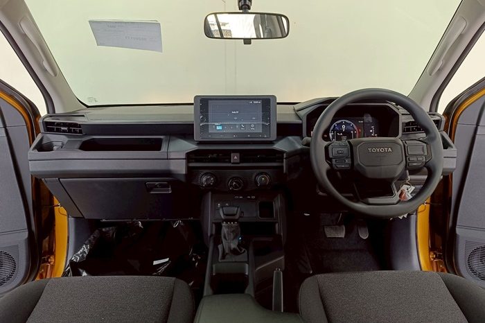 TRAVO SMART PRE 2026 2.8 AT DOUBLE CAB SILVER0  200171 full
