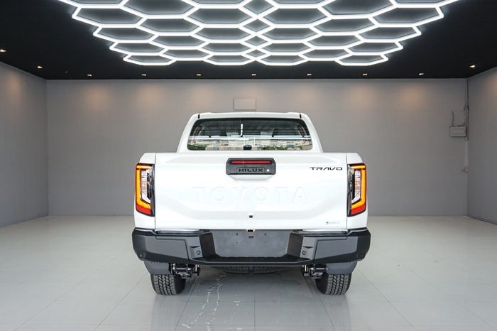 TRAVO E 2026 EV AT DOUBLE CAB WHITE  800195 full