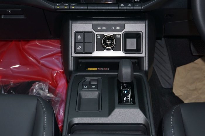 TRAVO E 2026 EV AT DOUBLE CAB WHITE  800195 full