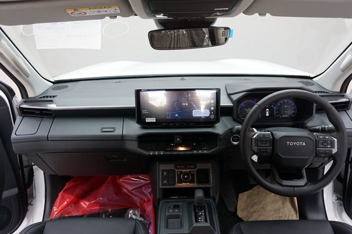 TRAVO E 2026 EV AT DOUBLE CAB WHITE  800195 full