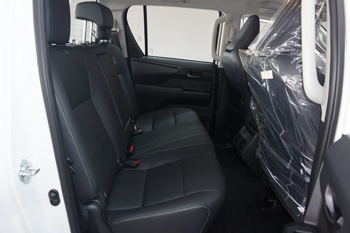 TRAVO E 2026 EV AT DOUBLE CAB WHITE  800195 full
