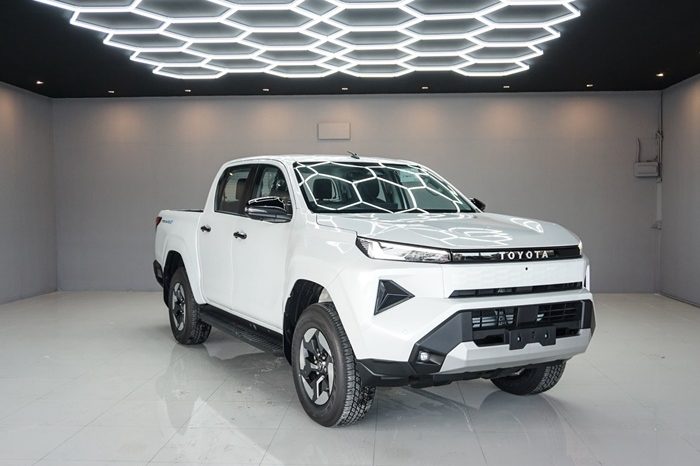 TRAVO E 2026 EV AT DOUBLE CAB WHITE  800195 full