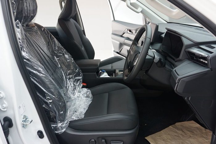 TRAVO E 2026 EV AT DOUBLE CAB WHITE  800195 full