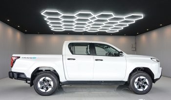 TRAVO E 2026 EV AT DOUBLE CAB WHITE  800195 full