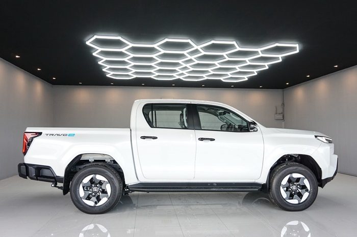 TRAVO E 2026 EV AT DOUBLE CAB WHITE  800195 full