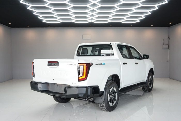 TRAVO E 2026 EV AT DOUBLE CAB WHITE  800195 full