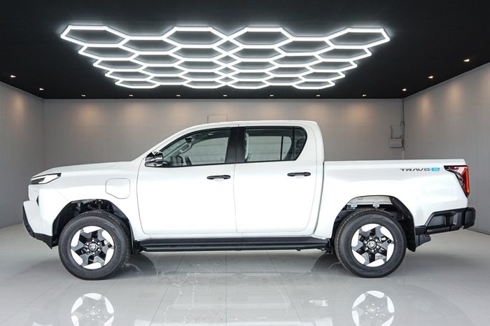 TRAVO E 2026 EV AT DOUBLE CAB WHITE  800195 full