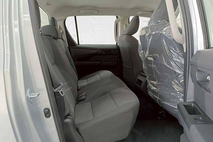 TRAVO SMART PRE 2026 2.8 AT DOUBLE CAB SILVER0  200268 full