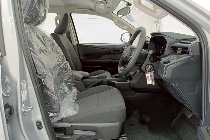 TRAVO SMART PRE 2026 2.8 AT DOUBLE CAB SILVER0  200268 full