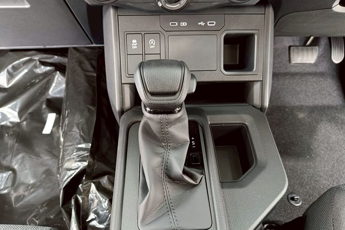 TRAVO SMART PRE 2026 2.8 AT DOUBLE CAB SILVER0  200268 full
