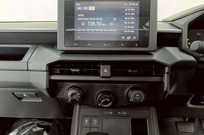 TRAVO SMART PRE 2026 2.8 AT DOUBLE CAB SILVER0  200268 full