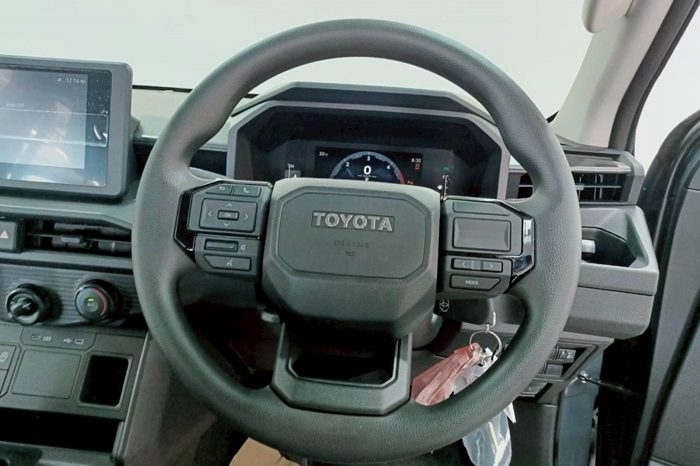 TRAVO SMART PRE 2026 2.8 AT DOUBLE CAB GREY  200550 full