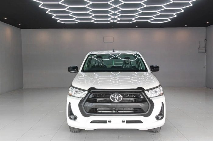 REVO 2WD 2021 2.4 ENTRY MT STANDARD WHITE  1506 full