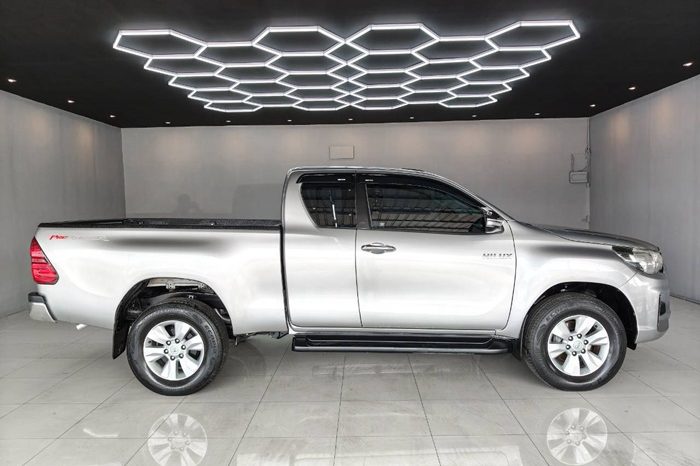 REVO PRE 2016 2.4E AT SMART CAB SILVER  2230 full