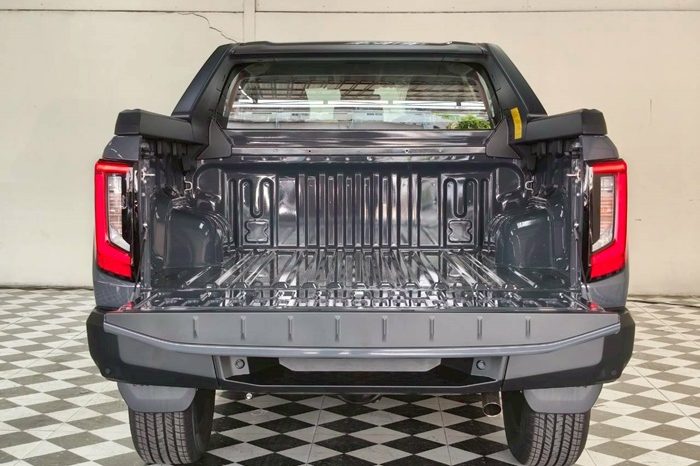 TRAVO OVERLAND PLUS 4WD 2026 2.8 AT DOUBLE CAB WHITE  22827 full