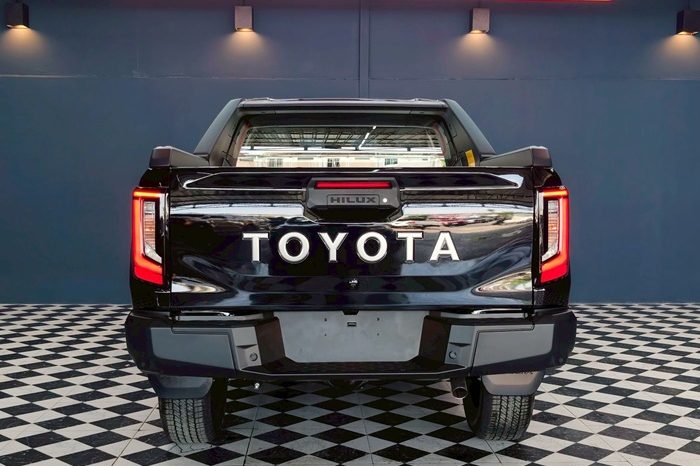 TRAVO OVERLAND PLUS 4WD 2026 2.8 AT DOUBLE CAB BLACK  22880 full