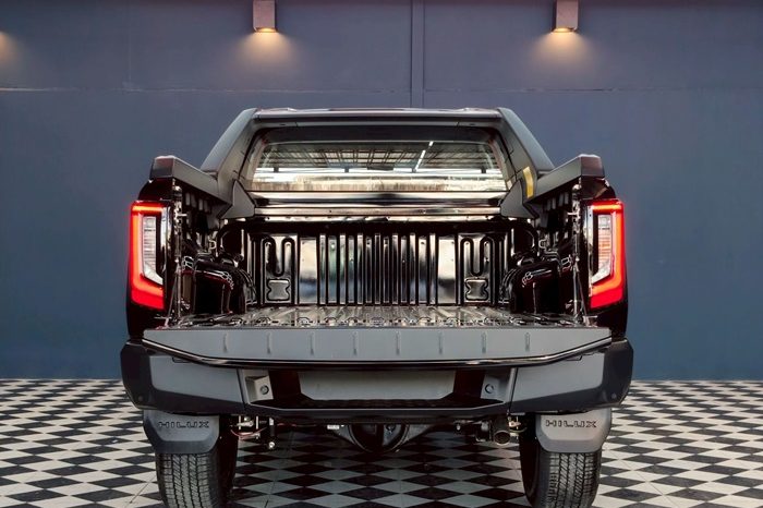 TRAVO OVERLAND PLUS 4WD 2026 2.8 AT DOUBLE CAB BLACK  22880 full