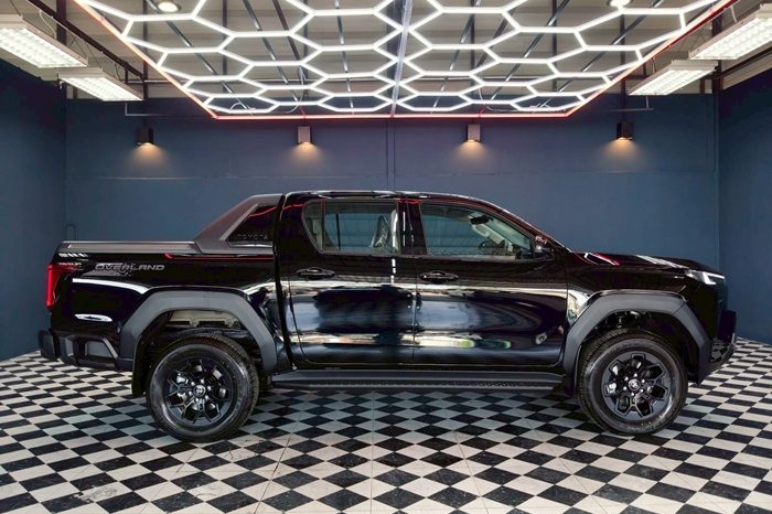 TRAVO OVERLAND PLUS 4WD 2026 2.8 AT DOUBLE CAB BLACK  22880 full