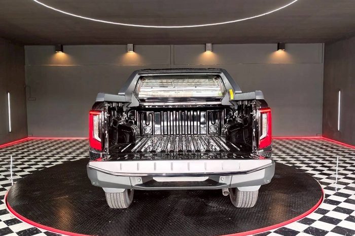 TRAVO OVERLAND PLUS 4WD 2026 2.8 AT DOUBLE CAB BLACK  23359 full