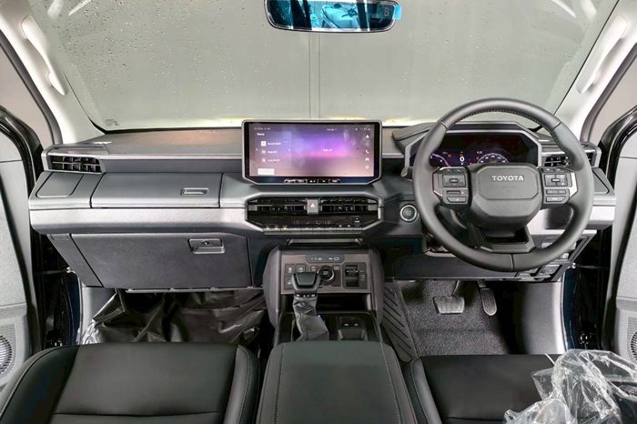 TRAVO OVERLAND PLUS 4WD 2026 2.8 AT DOUBLE CAB BLACK  23359 full