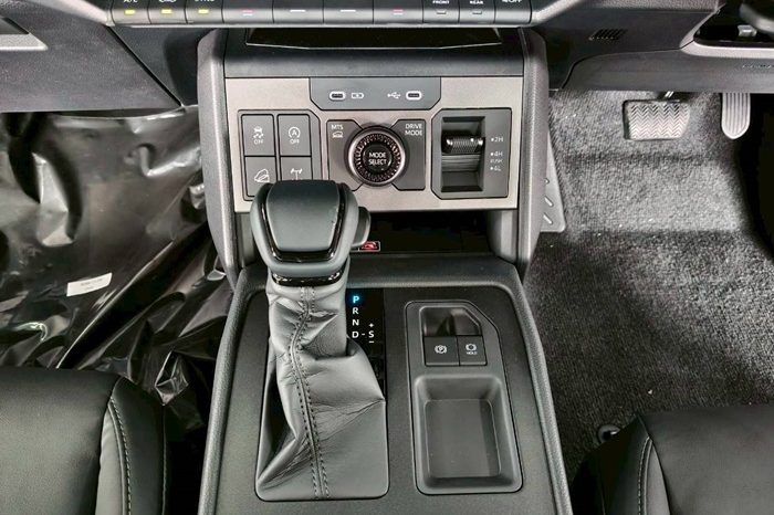 TRAVO OVERLAND PLUS 4WD 2026 2.8 AT DOUBLE CAB BLACK  23359 full