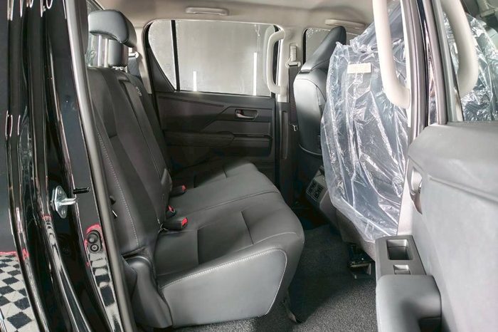 TRAVO OVERLAND PLUS 4WD 2026 2.8 AT DOUBLE CAB BLACK  23359 full