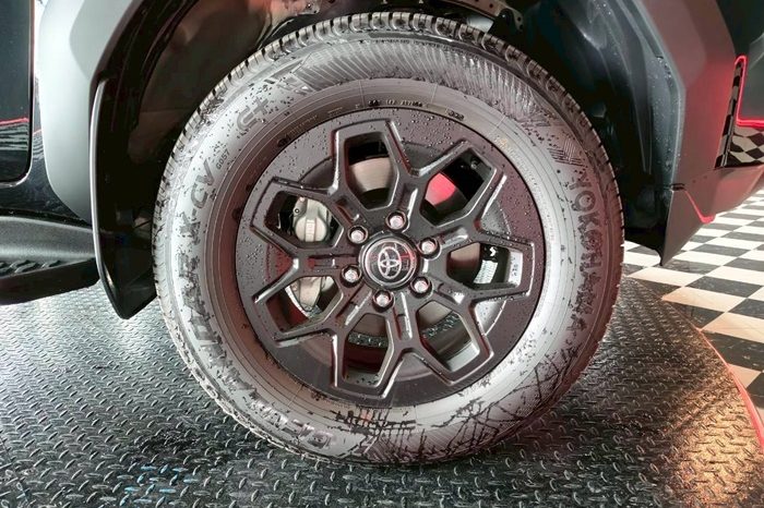 TRAVO OVERLAND PLUS 4WD 2026 2.8 AT DOUBLE CAB BLACK  23359 full
