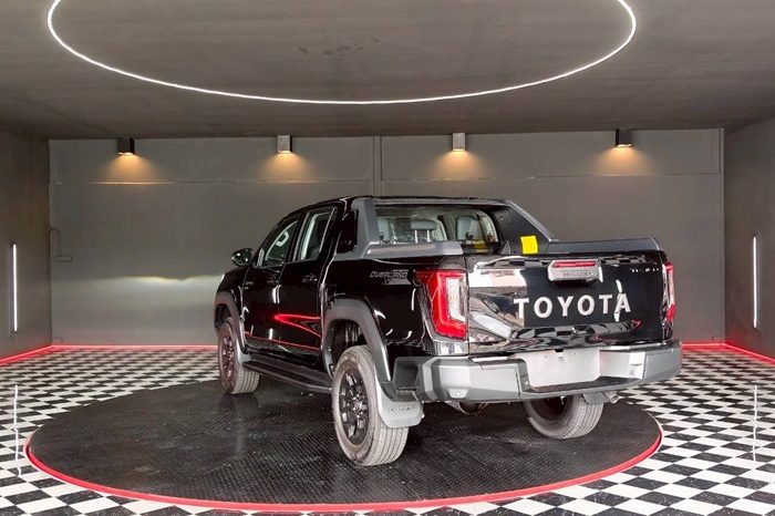 TRAVO OVERLAND PLUS 4WD 2026 2.8 AT DOUBLE CAB BLACK  23359 full