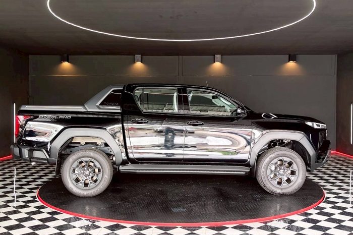 TRAVO OVERLAND PLUS 4WD 2026 2.8 AT DOUBLE CAB BLACK  23359 full